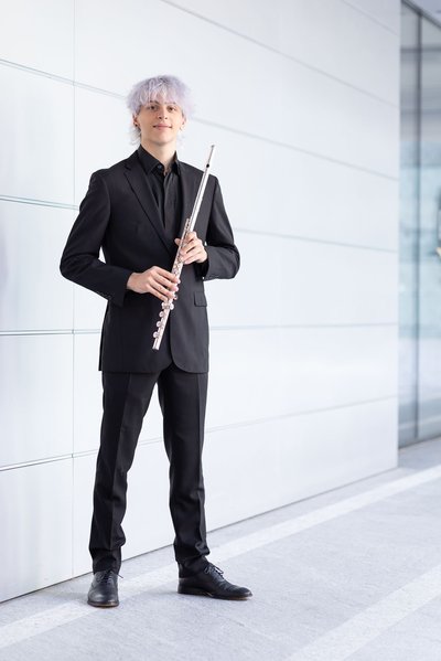 Luca Marsiglia mit Flöte mit neutralem Hintergrund; Ganzkörperportrait